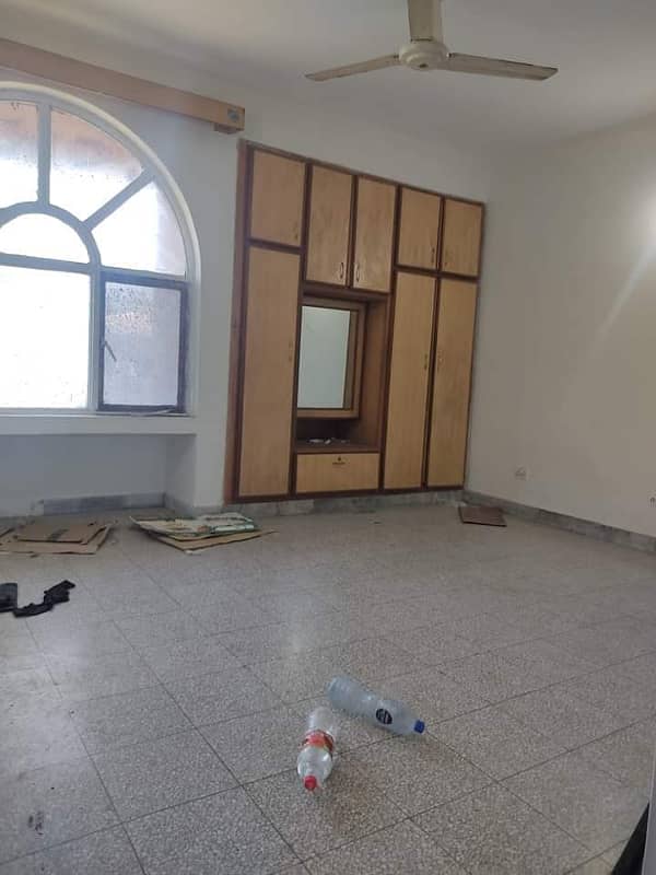 UnFurnished flat in G-11/4 Islamabad 1