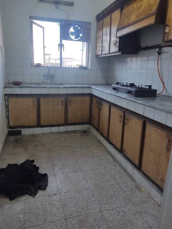 UnFurnished flat in G-11/4 Islamabad 2