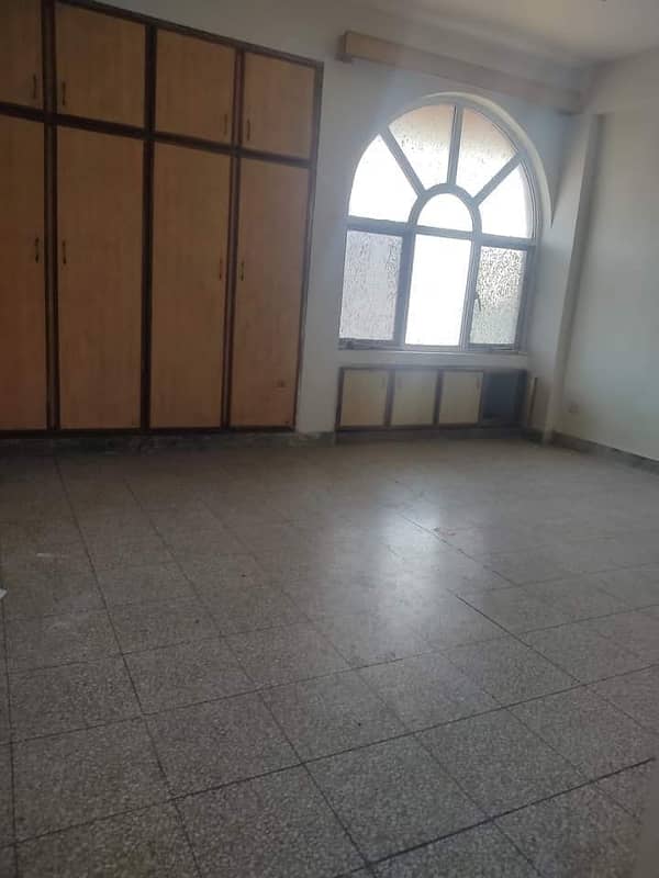 UnFurnished flat in G-11/4 Islamabad 3