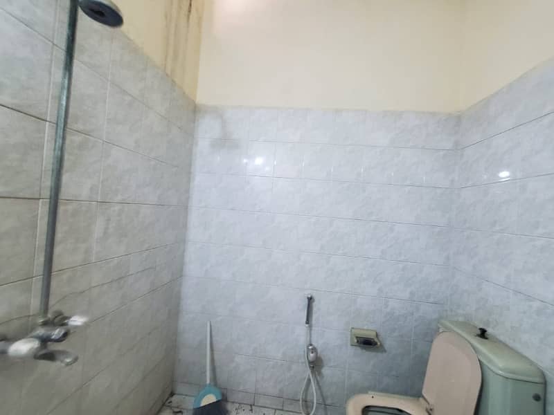 Affordable 1 Kanal Upper Portion For Rent In DHA Phase 4,Block DD, Lahore. 2