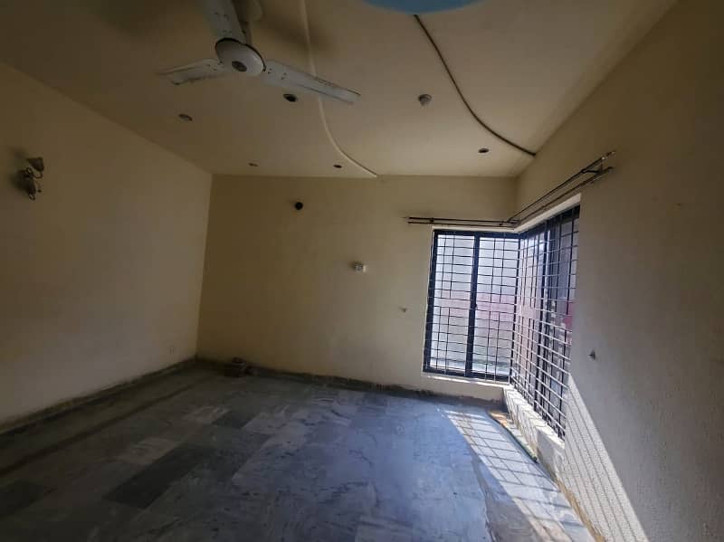 Affordable 1 Kanal Upper Portion For Rent In DHA Phase 4,Block DD, Lahore. 3