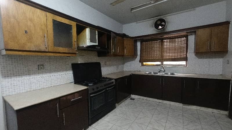 Spacious 1 Kanal House Available For sale In Askari 11 4