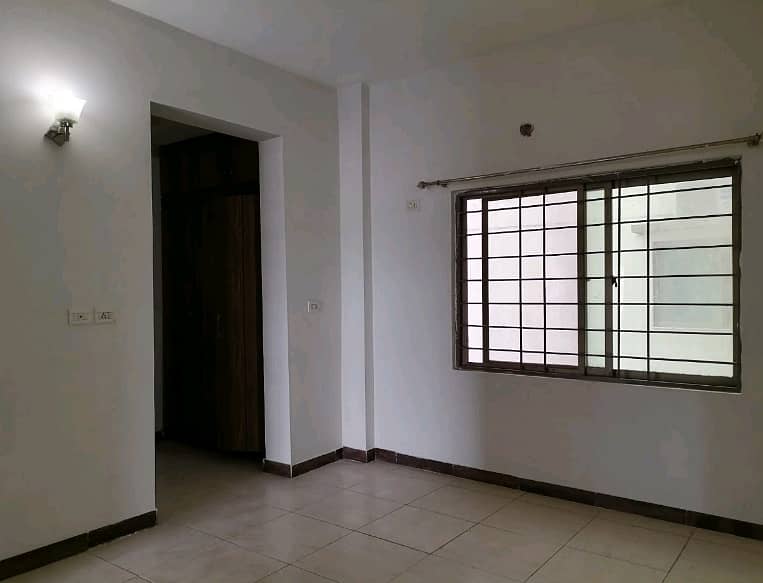 Centrally Located Flat In Askari 11 - Sector B Apartments Is Available For sale 2