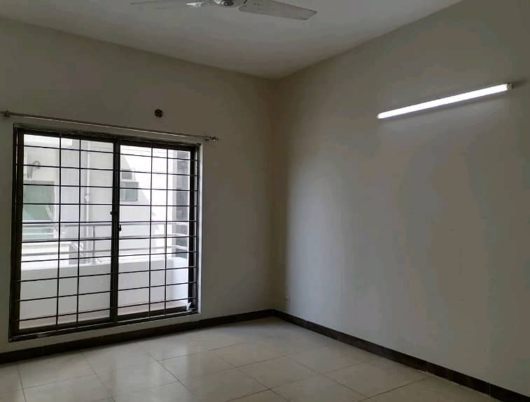 Centrally Located Flat In Askari 11 - Sector B Apartments Is Available For sale 6