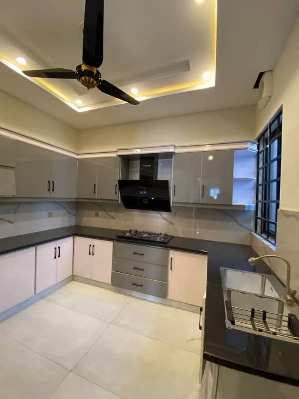 1 Kanal Luxury Designer Corner House For Rent 17