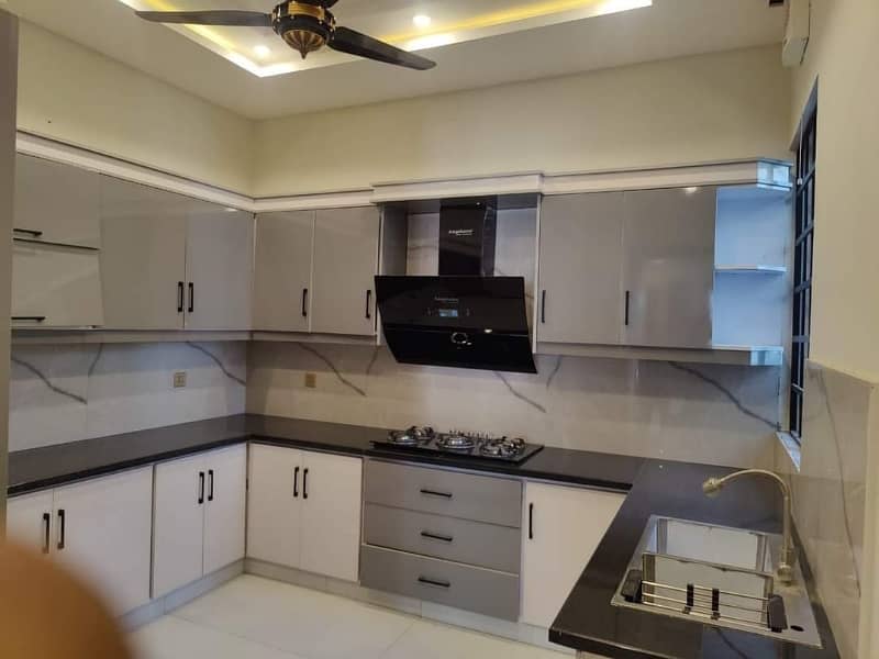 1 Kanal Luxury Designer Corner House For Rent 27