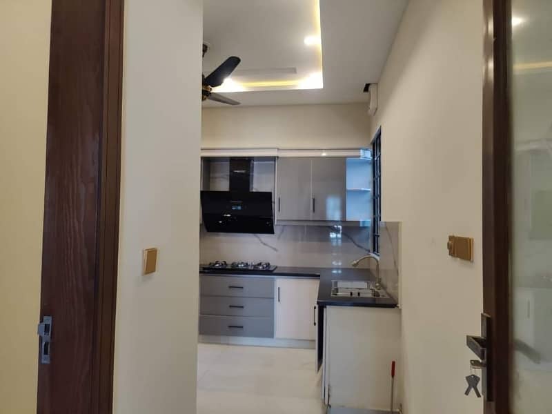 1 Kanal Luxury Designer Corner House For Rent 28