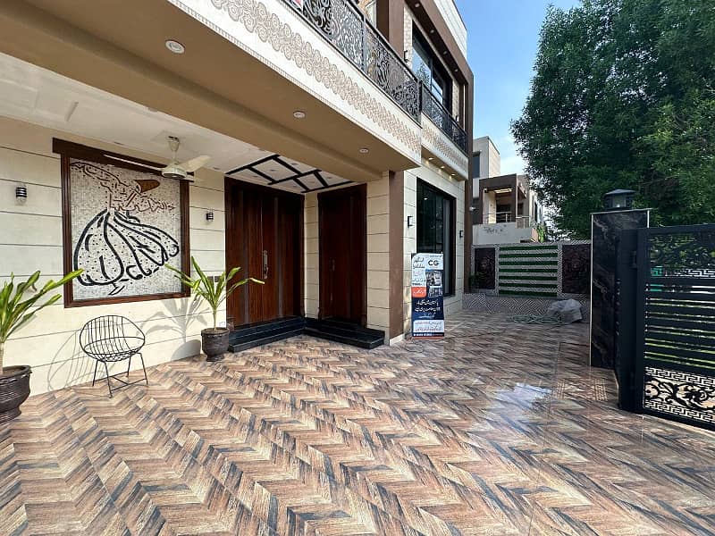 10 Marla Designer House For Sale on 80 ft Boulevard in Bahria Orchard 0