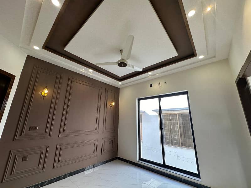 10 Marla Designer House For Sale on 80 ft Boulevard in Bahria Orchard 12