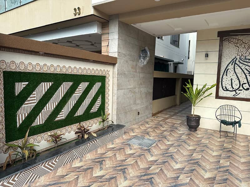 10 Marla Designer House For Sale on 80 ft Boulevard in Bahria Orchard 18