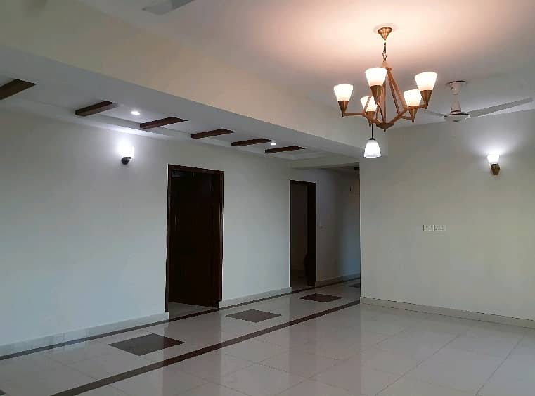 10 Marla Flat For sale In Rs. 35000000 Only 3