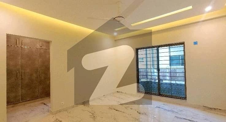 Unoccupied Flat Of 10 Marla Is Available For rent In Askari 0