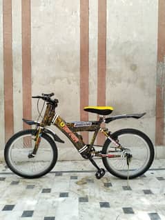 cycle in black/yellow colour