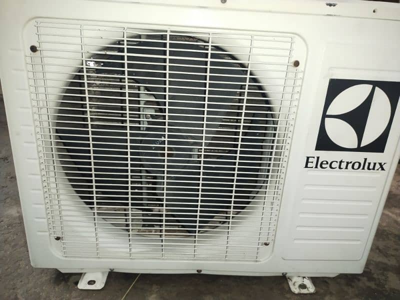 1 ton sada ac Electrolux company 3