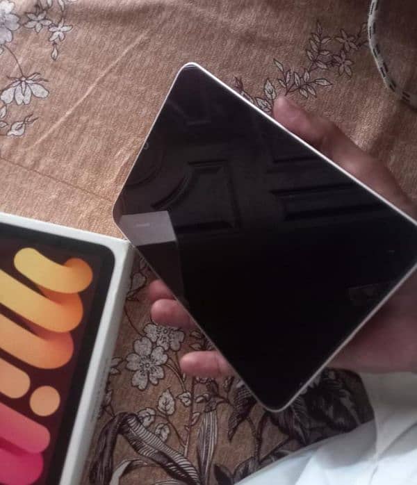 Ipad mini 6 64GB with box charger 3