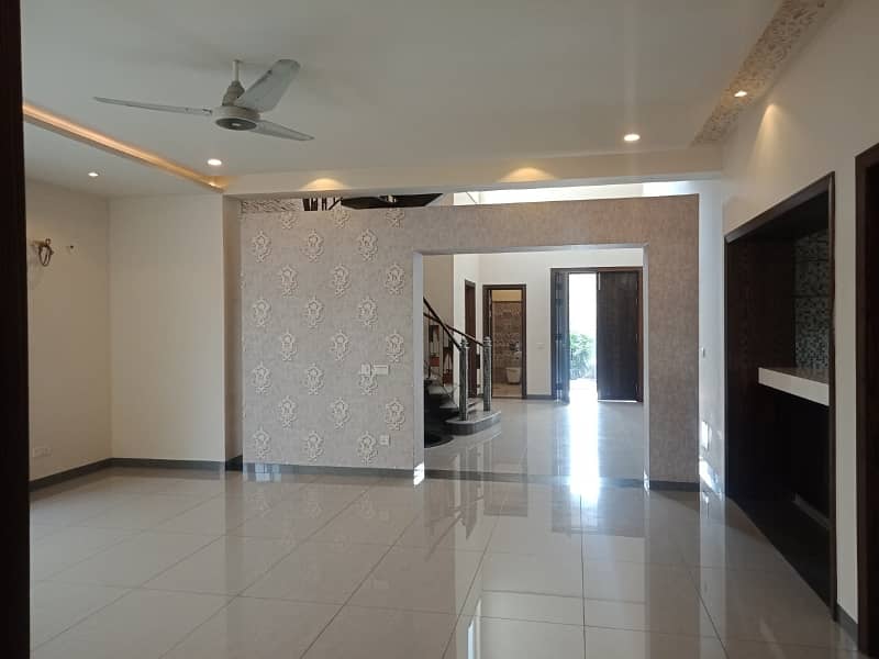 1 Kanal Commercial House Is Available For Rent 1