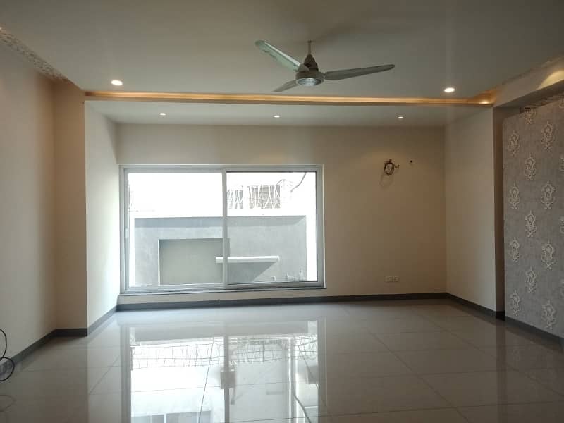 1 Kanal Commercial House Is Available For Rent 2