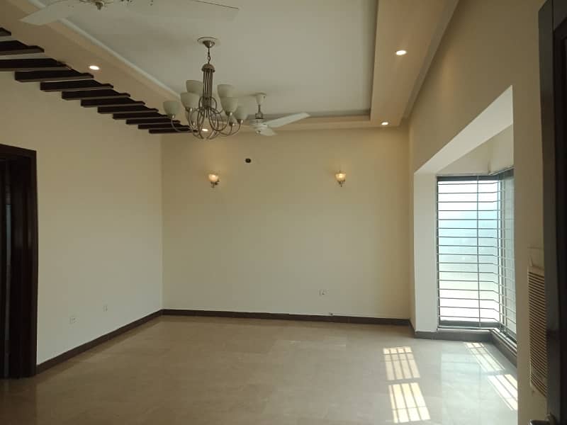 1 Kanal Commercial House Is Available For Rent 4