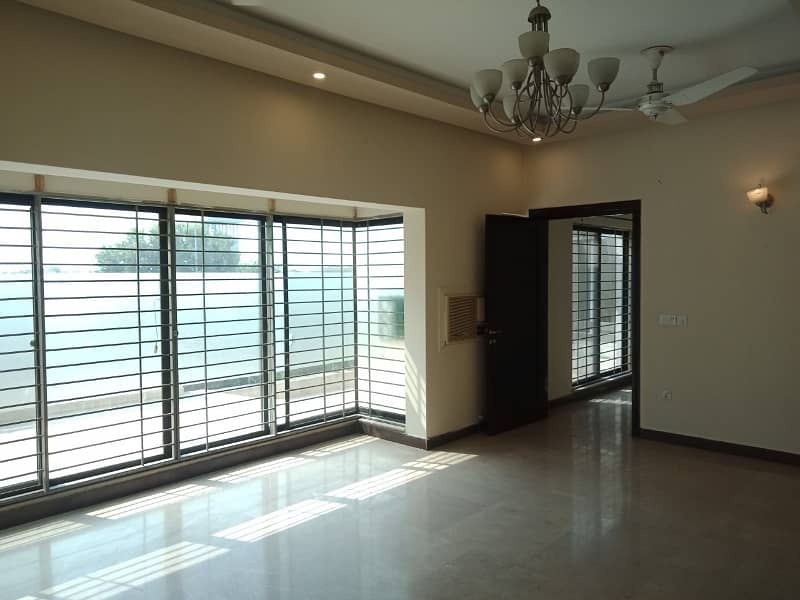 1 Kanal Commercial House Is Available For Rent 5