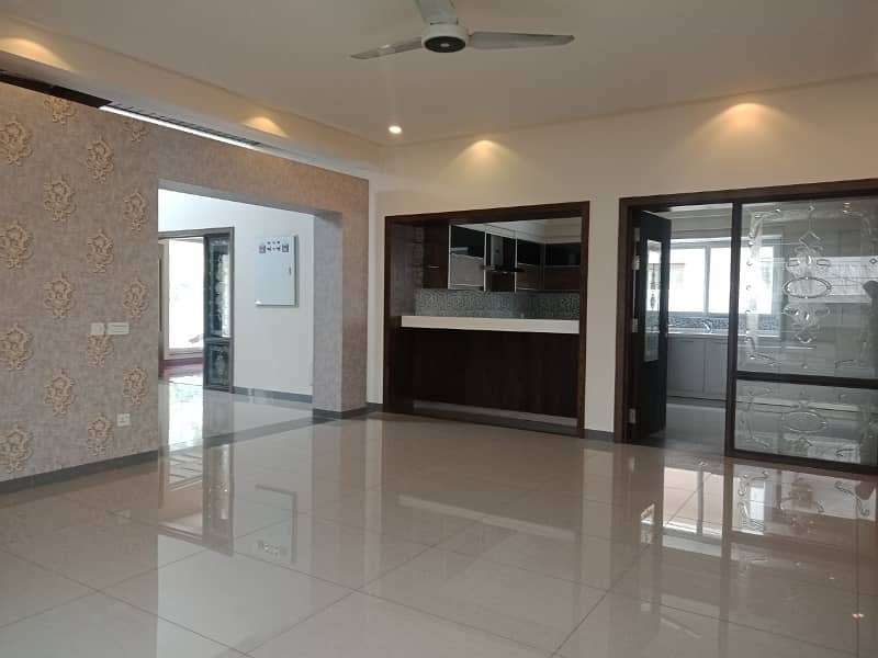 1 Kanal Commercial House Is Available For Rent 6