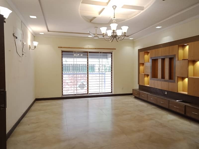 1 Kanal Commercial House Is Available For Rent 18