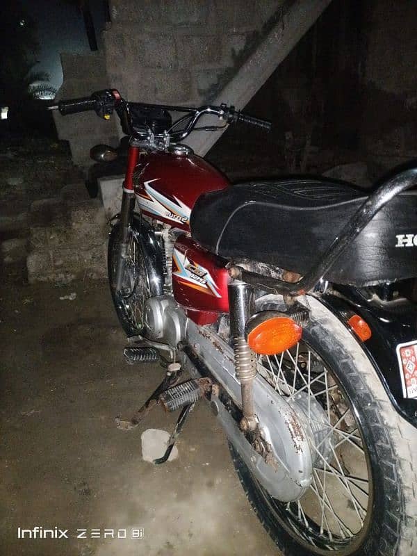 I'm selling Honda 125 Karachi nam 1