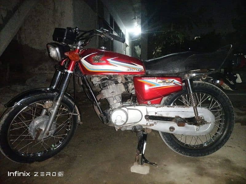 I'm selling Honda 125 Karachi nam 3