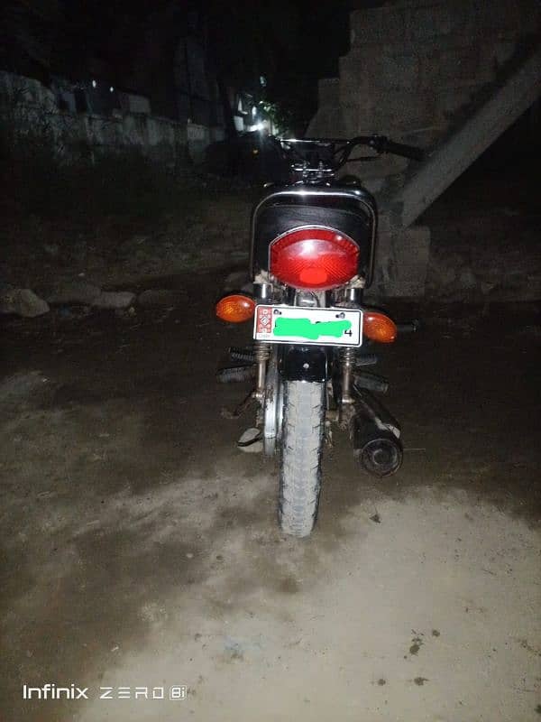 I'm selling Honda 125 Karachi nam 6