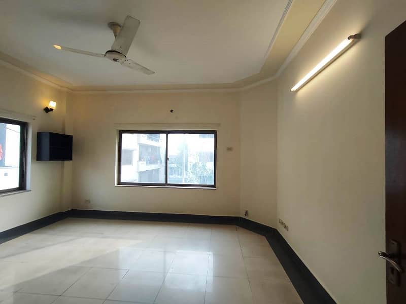 10 Marla 03 Bedroom Tile Flooring 2013 Model Flat Available For Sale 7