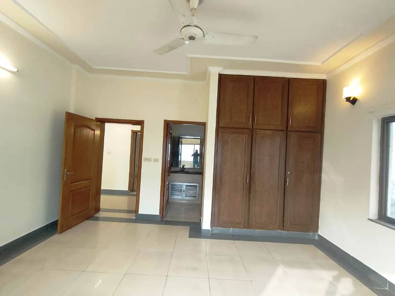 10 Marla 03 Bedroom Tile Flooring 2013 Model Flat Available For Sale 8