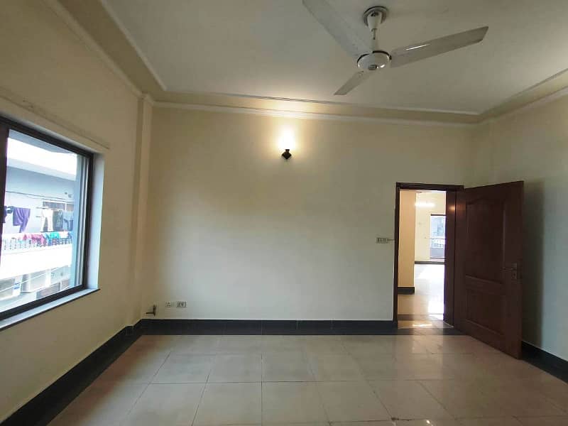 10 Marla 03 Bedroom Tile Flooring 2013 Model Flat Available For Sale 9