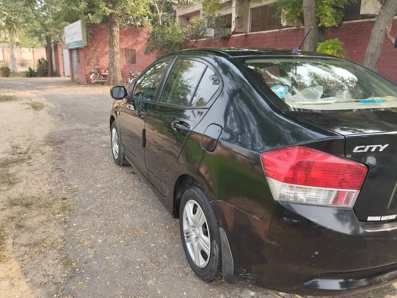 Honda City IVTEC 2013 black color 100 percent genuine home used car… 4