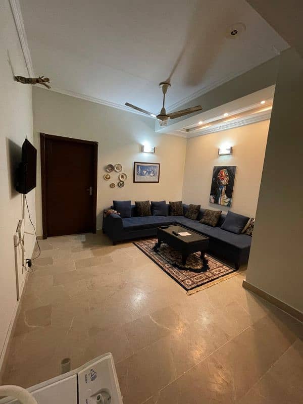 Per day flat's AVLible in e11 Islamabad 5