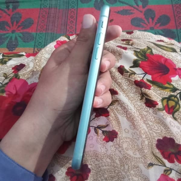 I phone 11 JV 64 gb ha all ok Face ID ok totron ok koi masla nahi ha 3