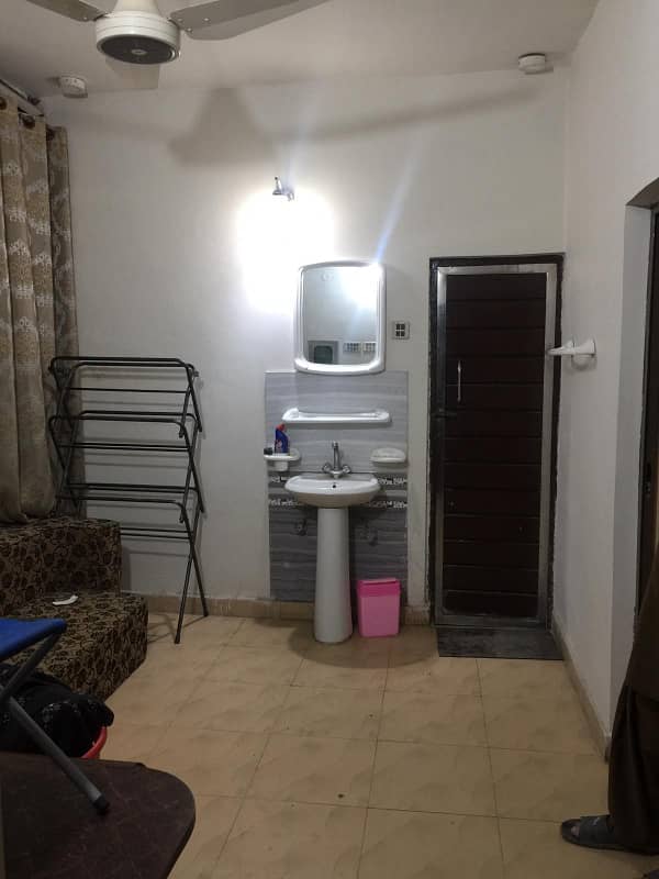 SINGLE ROOM FULLY SEPARTE AND FURNISHED FLAT FOR RENT IN MODEL TOWN LAHORE RENT 32000 9