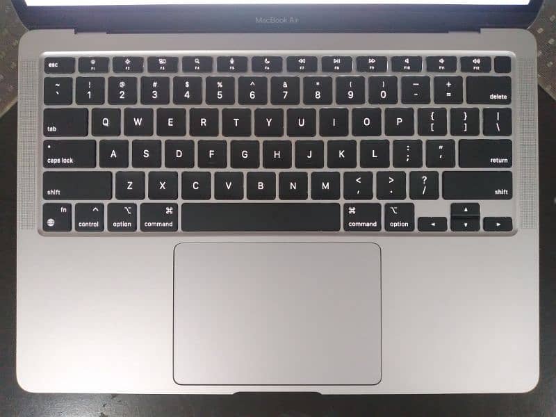 Macbook Air M1, (8/256) Almost New 3