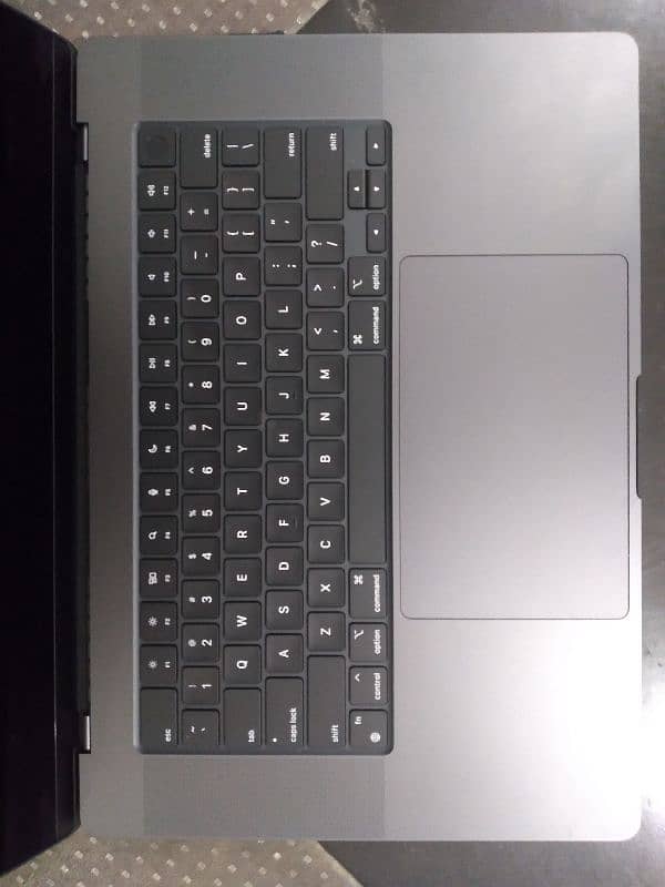 Macbook Pro M3, 16" (18/512) Brand New. 3