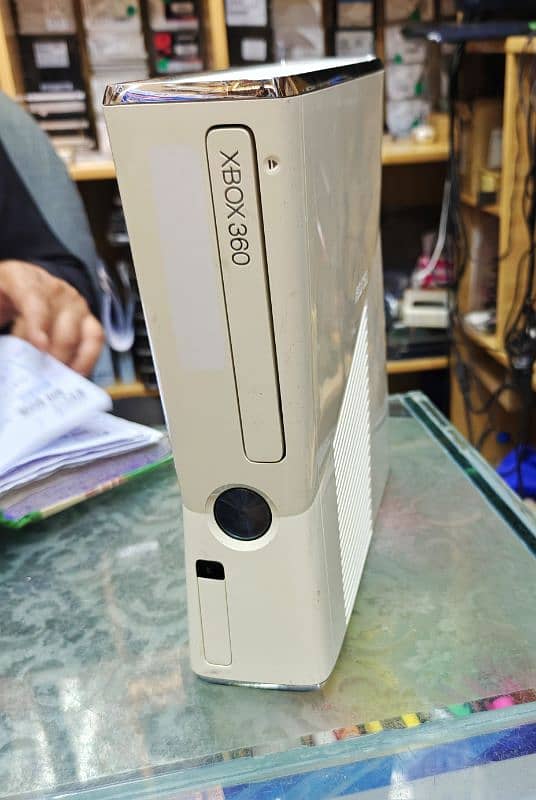 Xbox 360 s 500gb with 3 controller 1