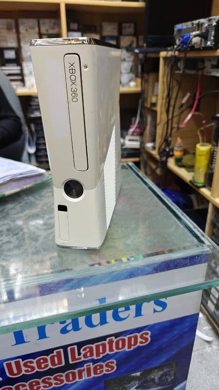 Xbox 360 s 500gb with 3 controller 2