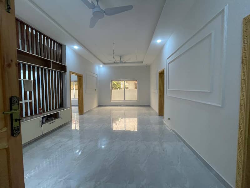 Double story house for sale location Habibullah Colony 2