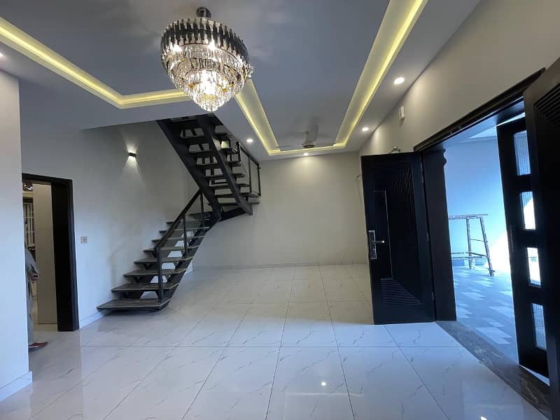 Double story house for sale location Habibullah Colony 1