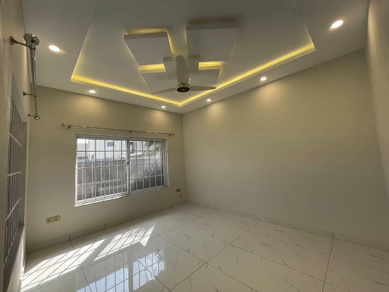 Double story house for sale location Habibullah Colony 2