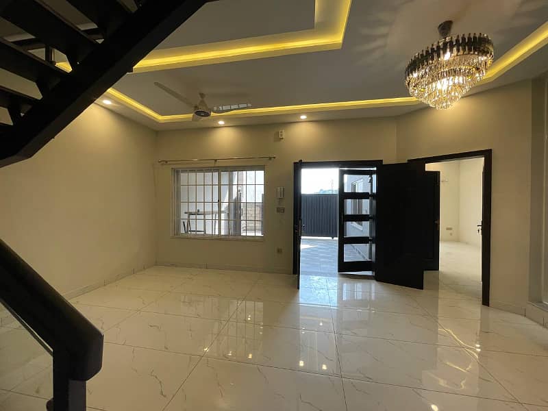 Double story house for sale location Habibullah Colony 12