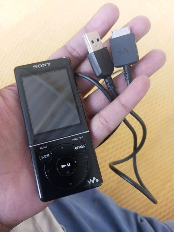 Sony 16 GB MP3 Walkman - Video Player - Black (NWZ-E475/BM) 1