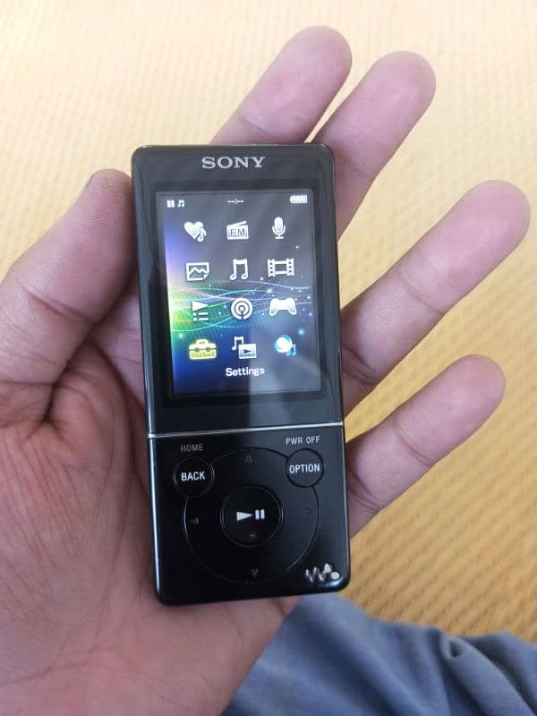 Sony 16 GB MP3 Walkman - Video Player - Black (NWZ-E475/BM) 2