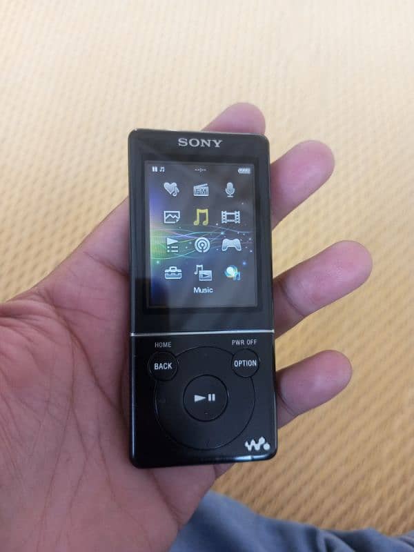 Sony 16 GB MP3 Walkman - Video Player - Black (NWZ-E475/BM) 4