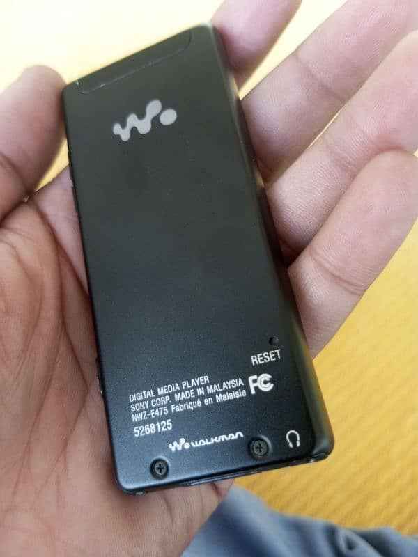 Sony 16 GB MP3 Walkman - Video Player - Black (NWZ-E475/BM) 6