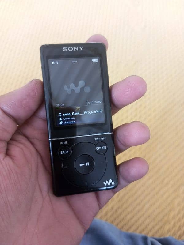 Sony 16 GB MP3 Walkman - Video Player - Black (NWZ-E475/BM) 8