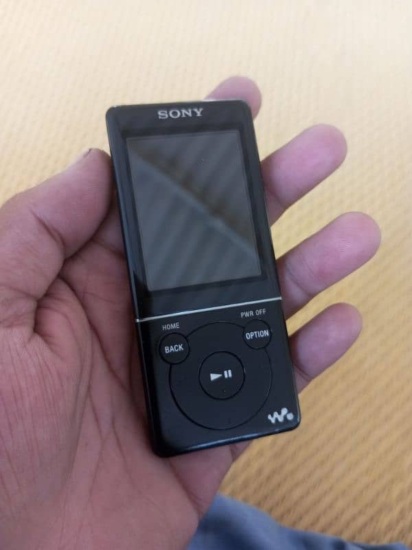 Sony 16 GB MP3 Walkman - Video Player - Black (NWZ-E475/BM) 10