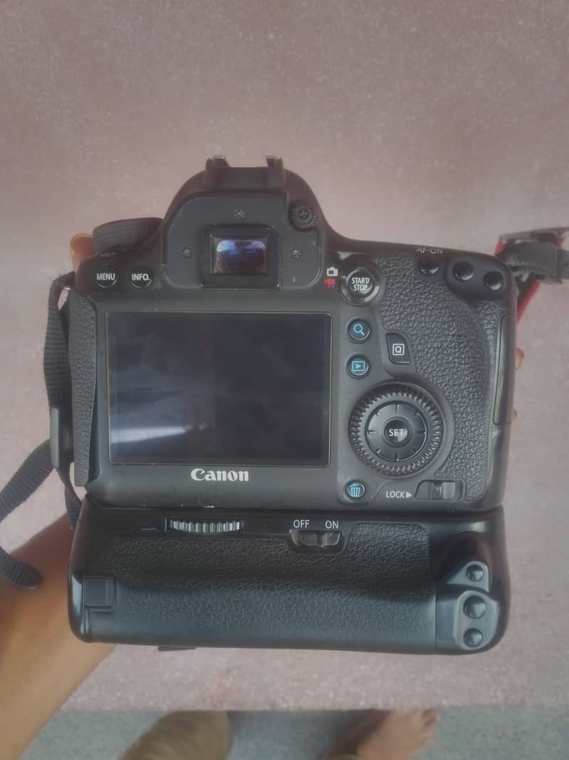 6D body urgent for sale good condition 3 battery charger and grip 1